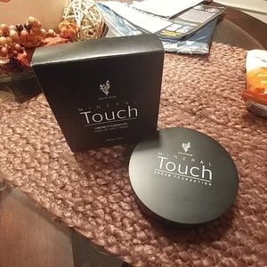 Younique cream foundation - velour